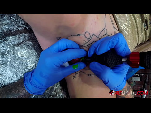 ❤️ Keçika pir tattookirî Sully Savage tattooek li ser klîtorê xwe kir. Vîdyoyê qijkî li me ❌️